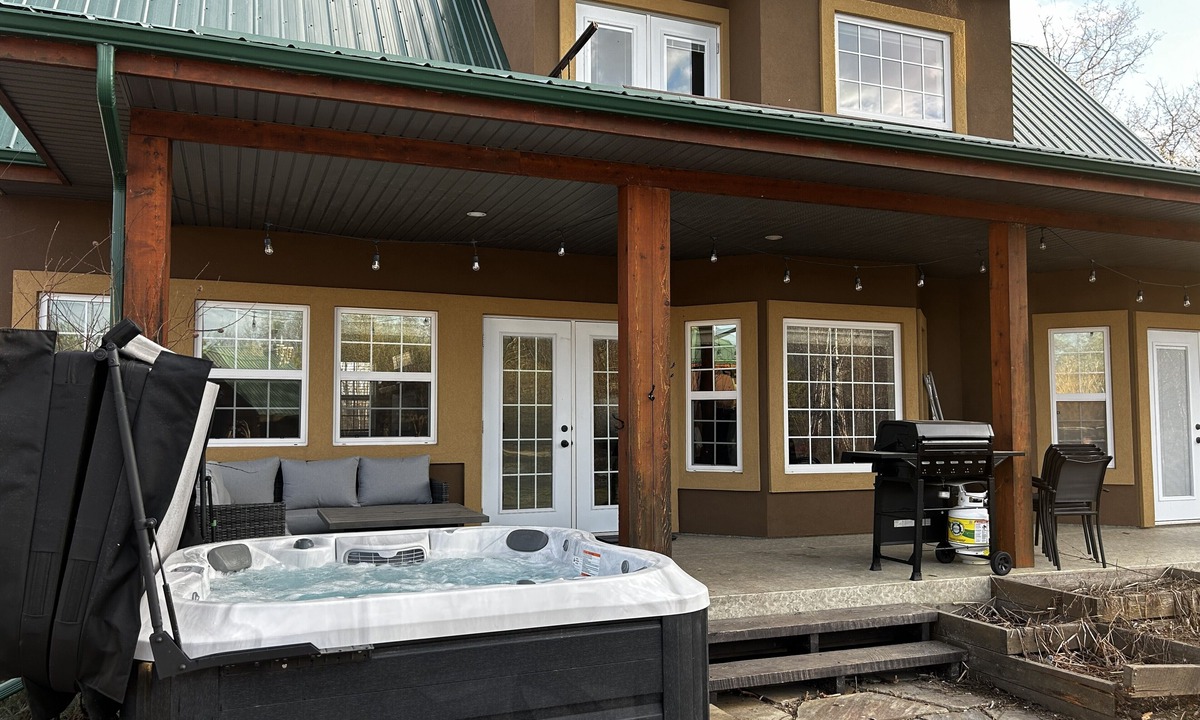 Fowler Lake Cabin | Family Friendly Cabin w/Jacuzzi at Fowler Lake