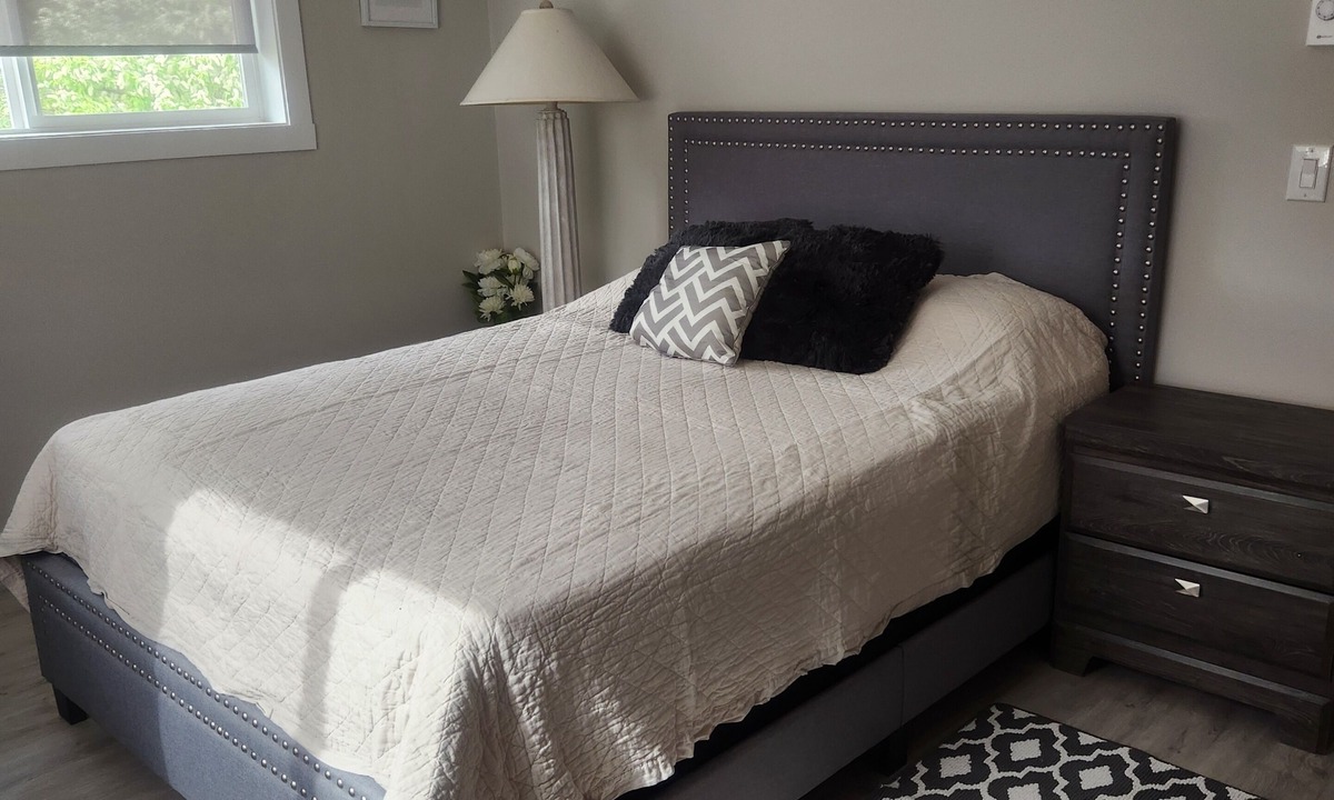Southeast Kelowna Apartment | SWEET COZY SIMPLE .HARVEST GOLF .MISSION CREEK GOLF CLUBS .4 MIN.UTES AWAY