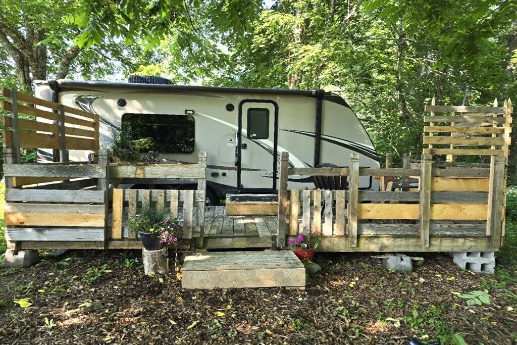 Orland House | Private RV Retreat with Deck on a Working Artist Property, 1 bed, Orland