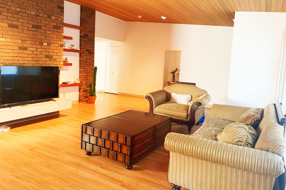 Photo of Livingroom in White Rock