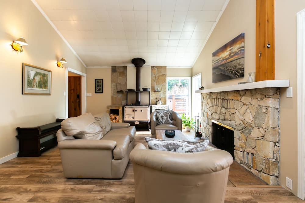 Photo of Livingroom in Juan de Fuca Electoral Area