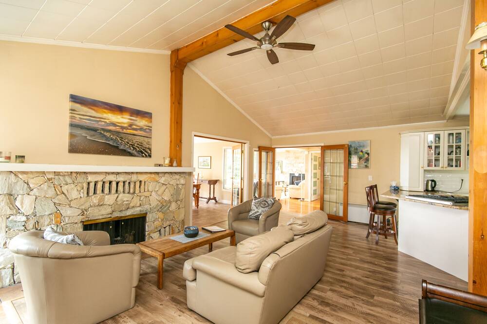 Photo of Livingroom in Juan de Fuca Electoral Area