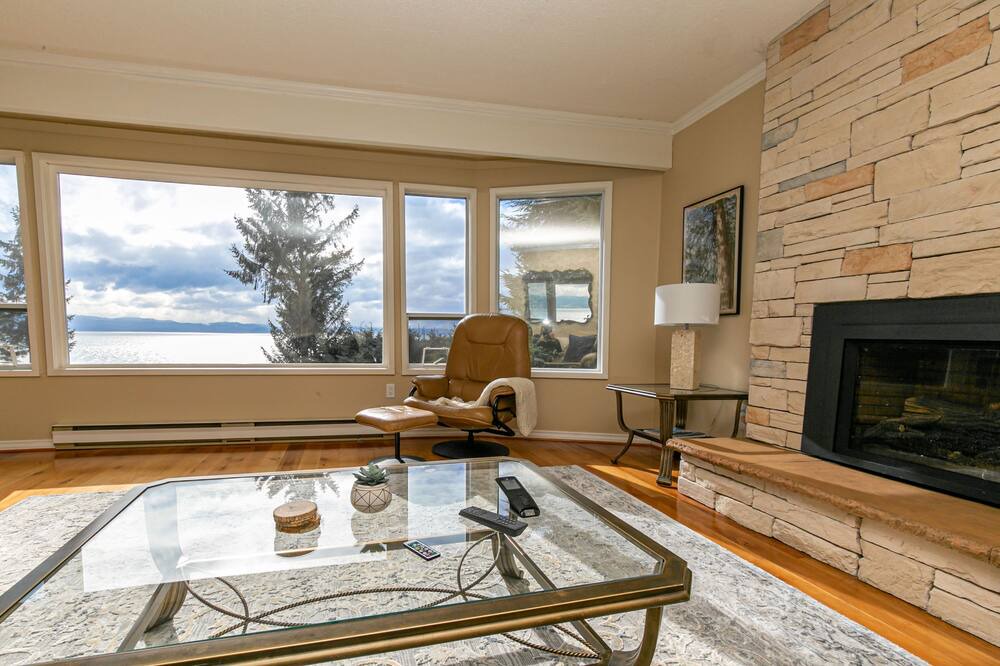 Photo of Livingroom in Juan de Fuca Electoral Area