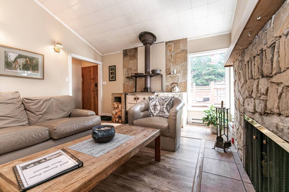 Photo of Livingroom in Juan de Fuca Electoral Area