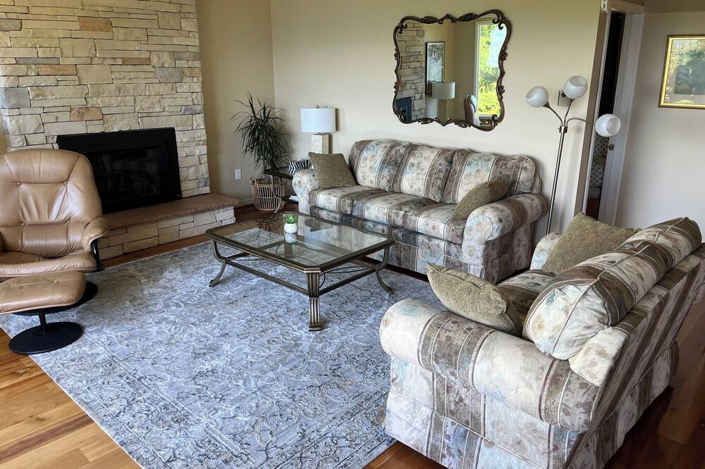 Photo of Livingroom in Juan de Fuca Electoral Area