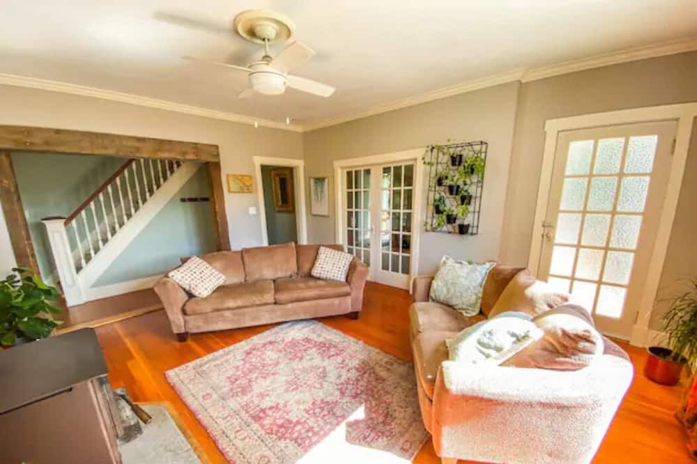 Photo of Livingroom in Shawnigan Lake