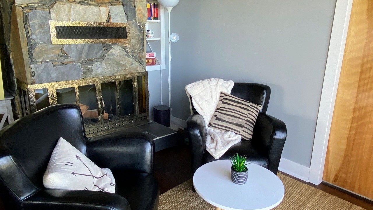 Photo of Livingroom in Cordova Bay