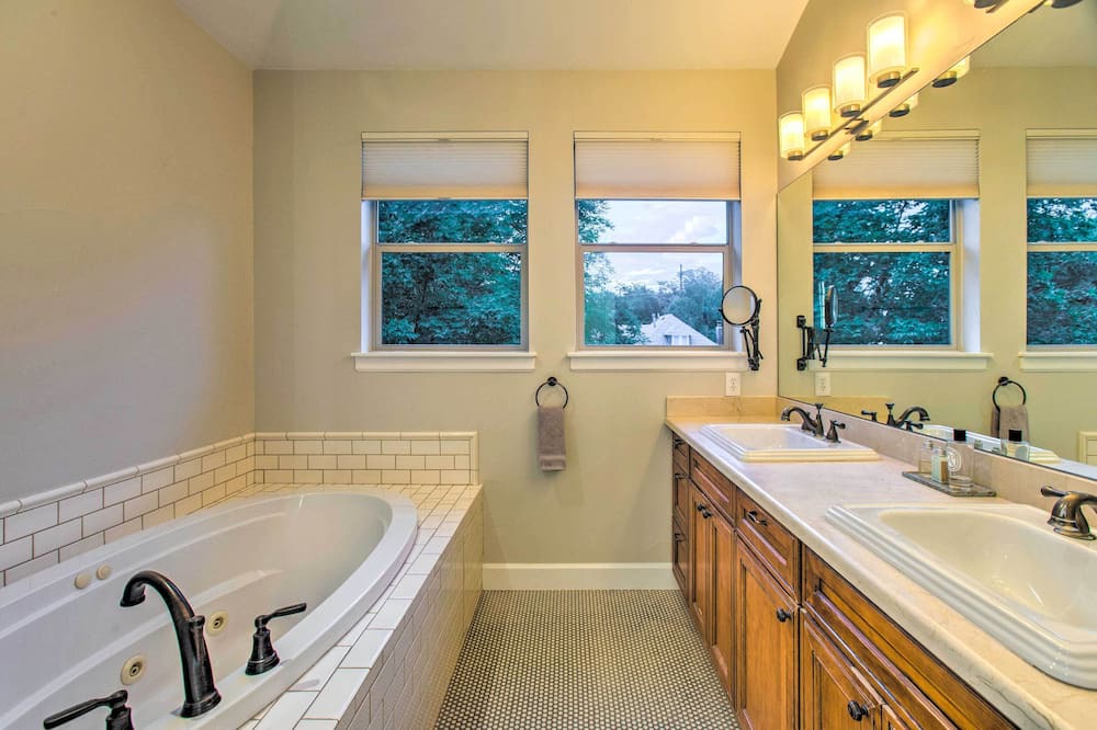 Photo of Bathroom in Washington Park West