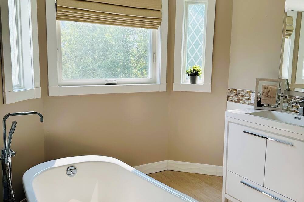 Photo of Bathroom in Division No. 11