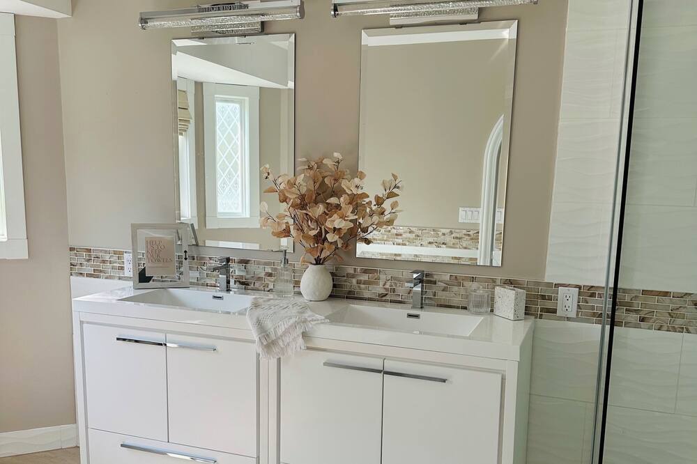 Photo of Bathroom in Division No. 11