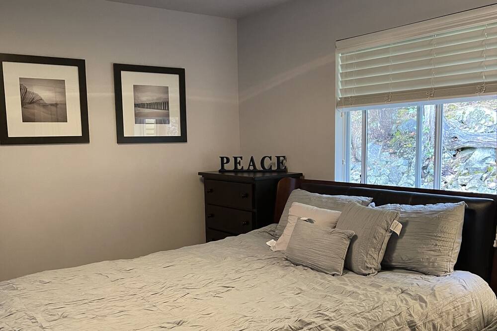 Photo of Bedroom in Lions Bay