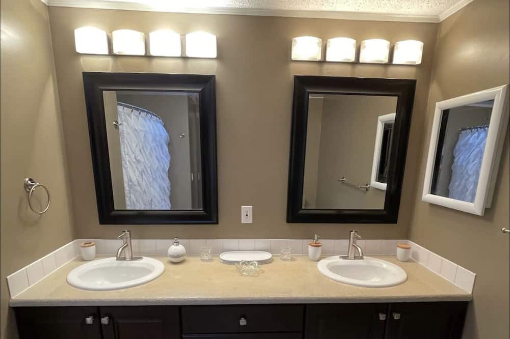 Photo of Bathroom in Anglemont