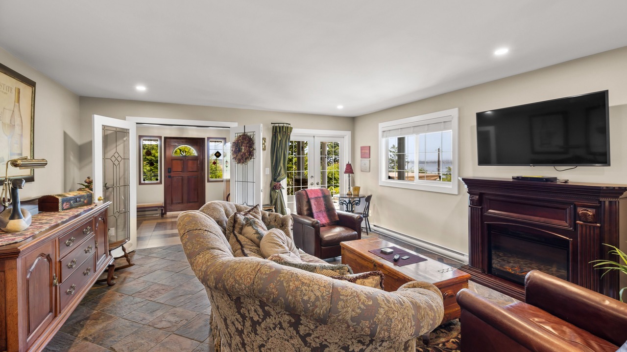 Photo of Livingroom in Colwood
