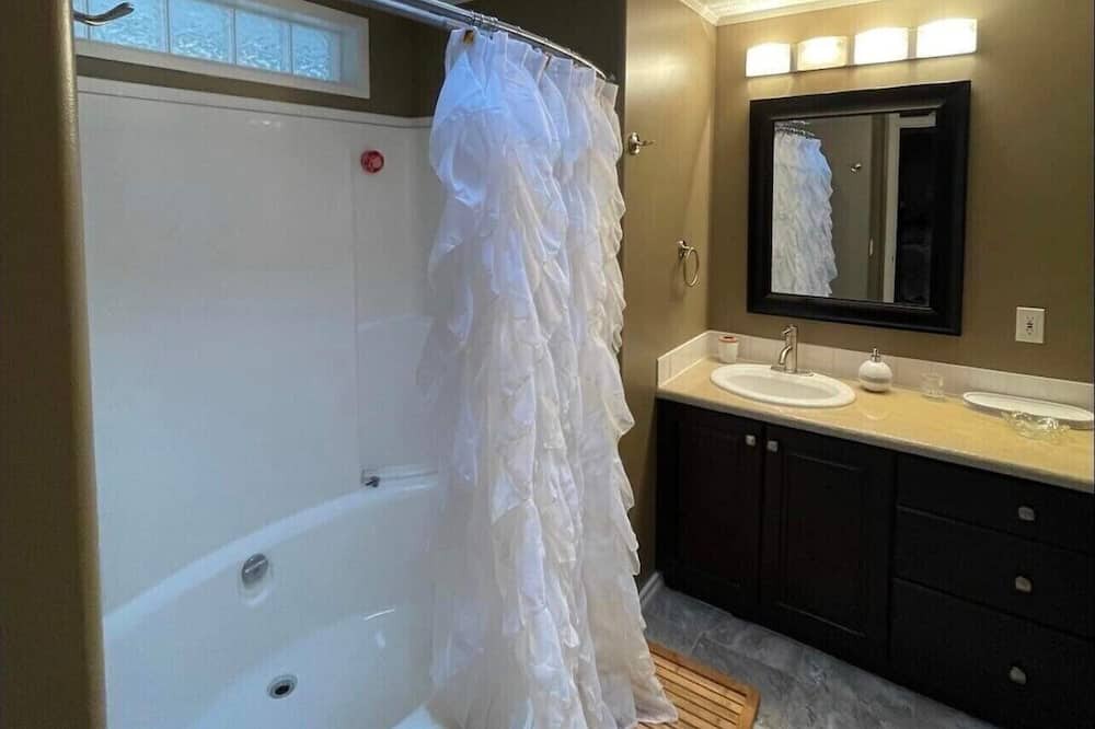 Photo of Bathroom in Anglemont