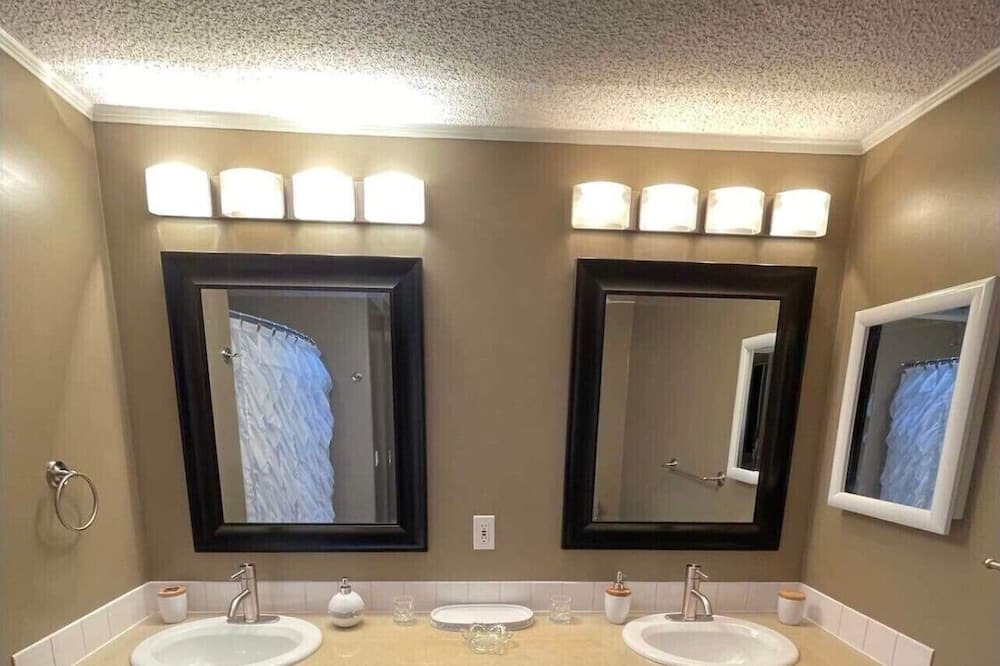 Photo of Bathroom in Anglemont
