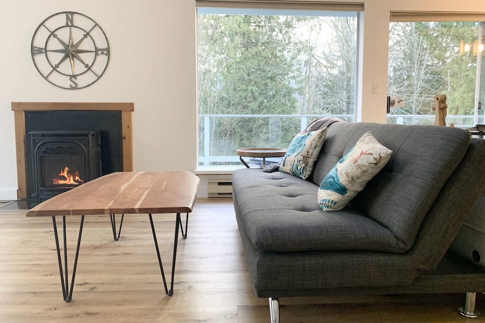 Photo of Livingroom in West Porpoise Bay