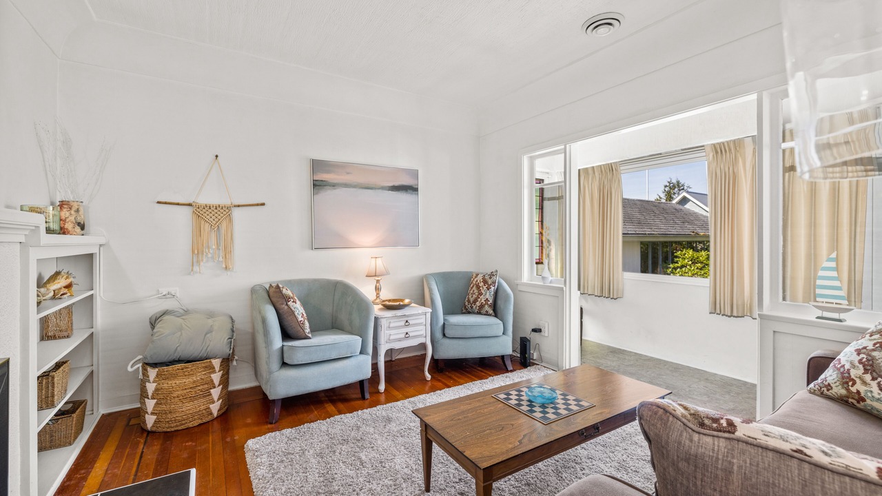 Photo of Livingroom in Esquimalt