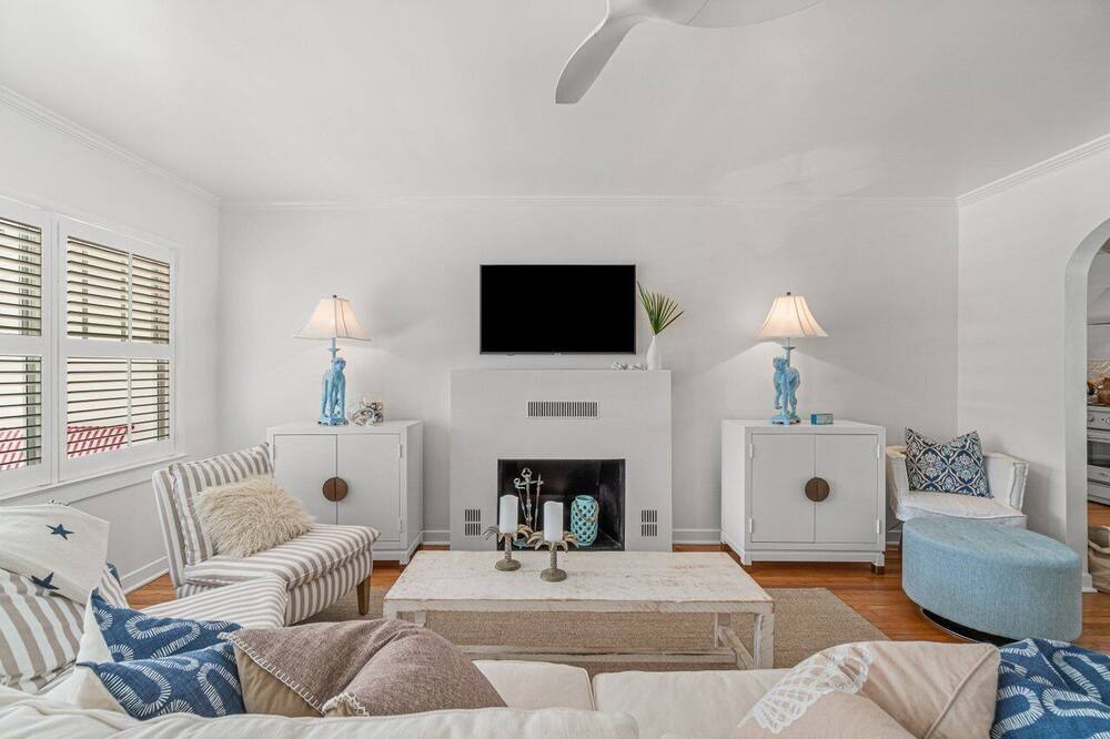 Photo of Livingroom in Parrot Cove