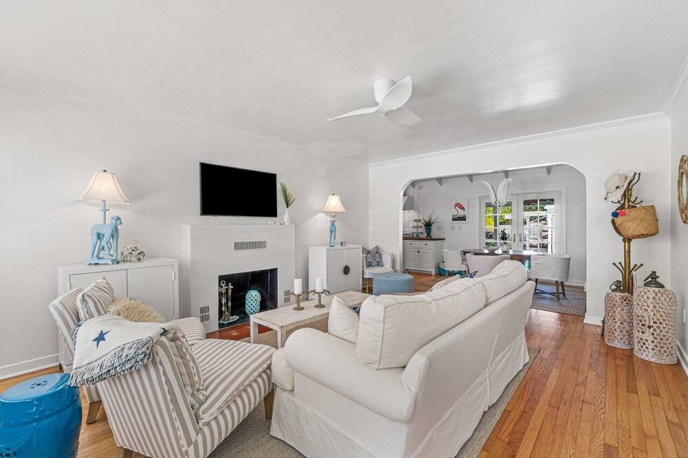 Photo of Livingroom in Parrot Cove