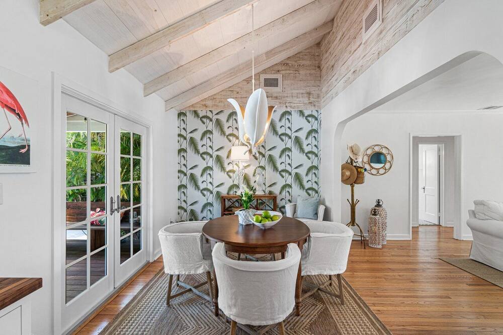 Photo of Livingroom in Parrot Cove