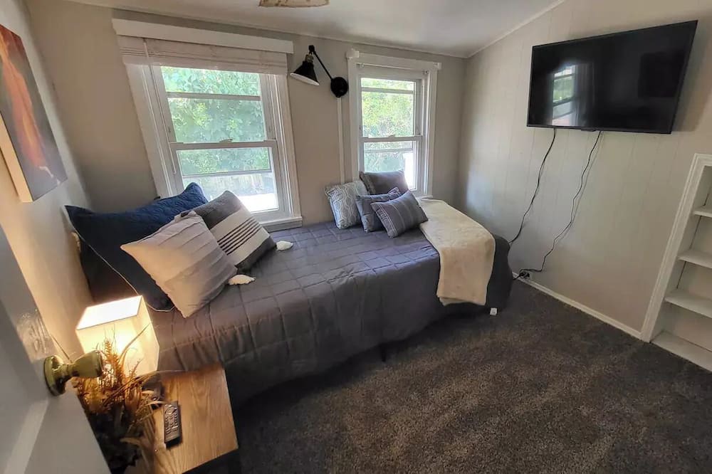 Photo of Bedroom in Mayfield Heights