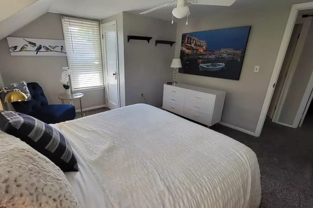 Photo of Bedroom in Mayfield Heights