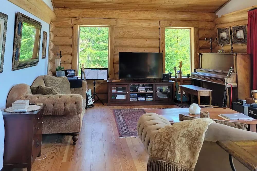 Photo of Livingroom in Shawnigan Lake