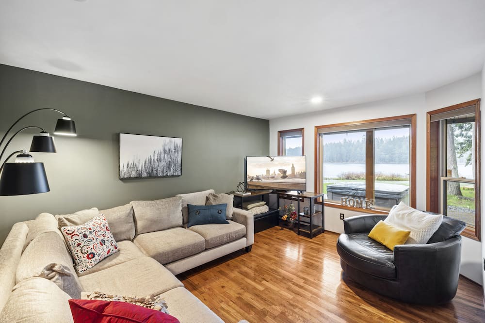Photo of Livingroom in Yellow Point