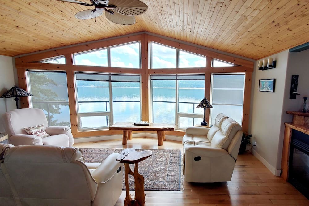 Photo of Livingroom in Anglemont