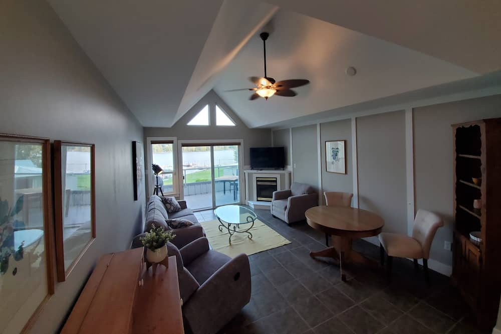 Photo of Livingroom in Shawnigan Lake