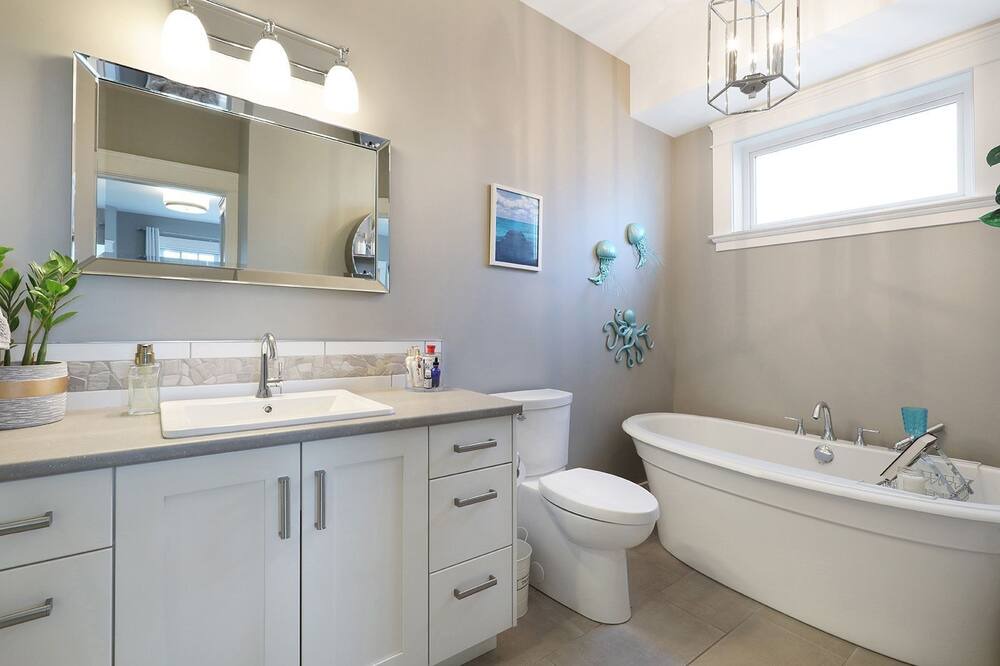 Photo of Bathroom in Courtenay