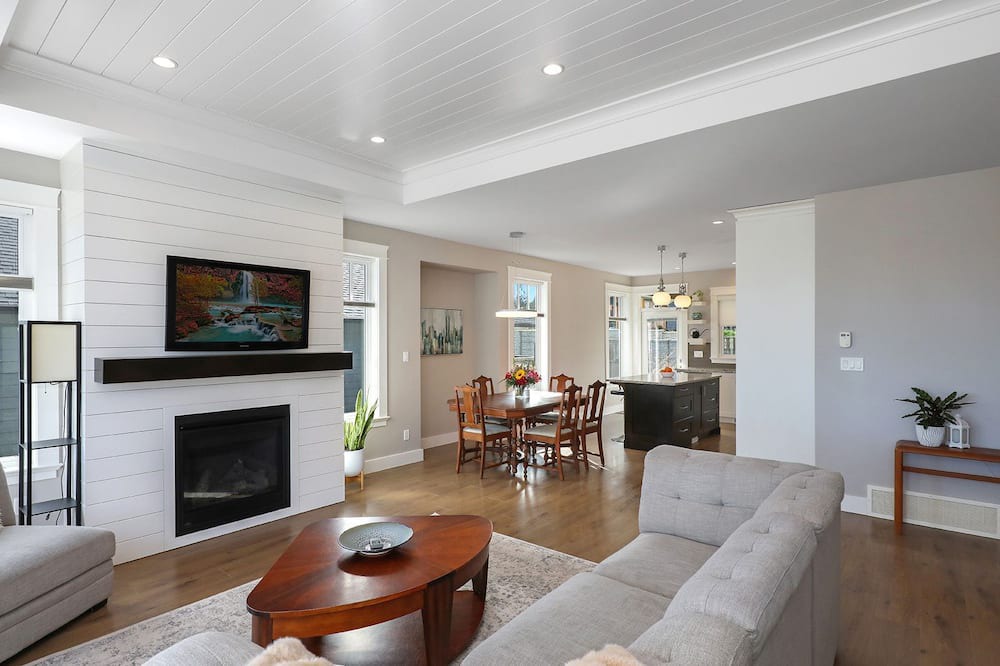 Photo of Livingroom in Courtenay