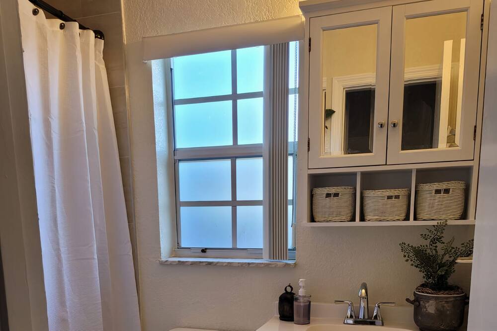 Photo of Bathroom in Garden Isles