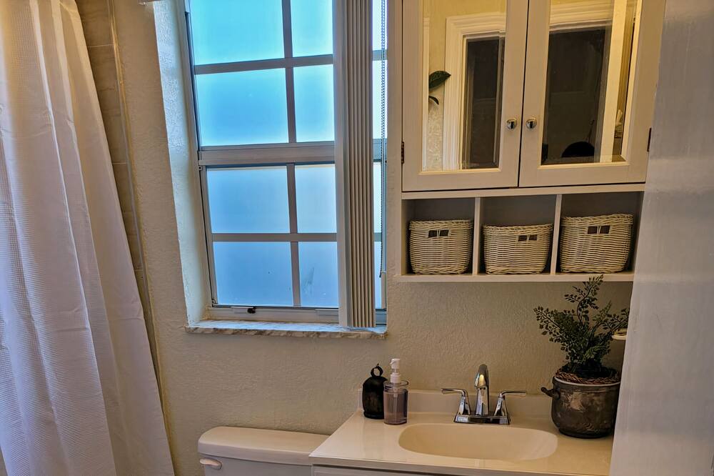 Photo of Bathroom in Garden Isles