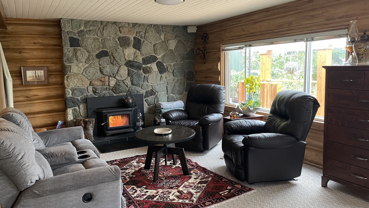 Photo of Livingroom in Shawnigan Lake