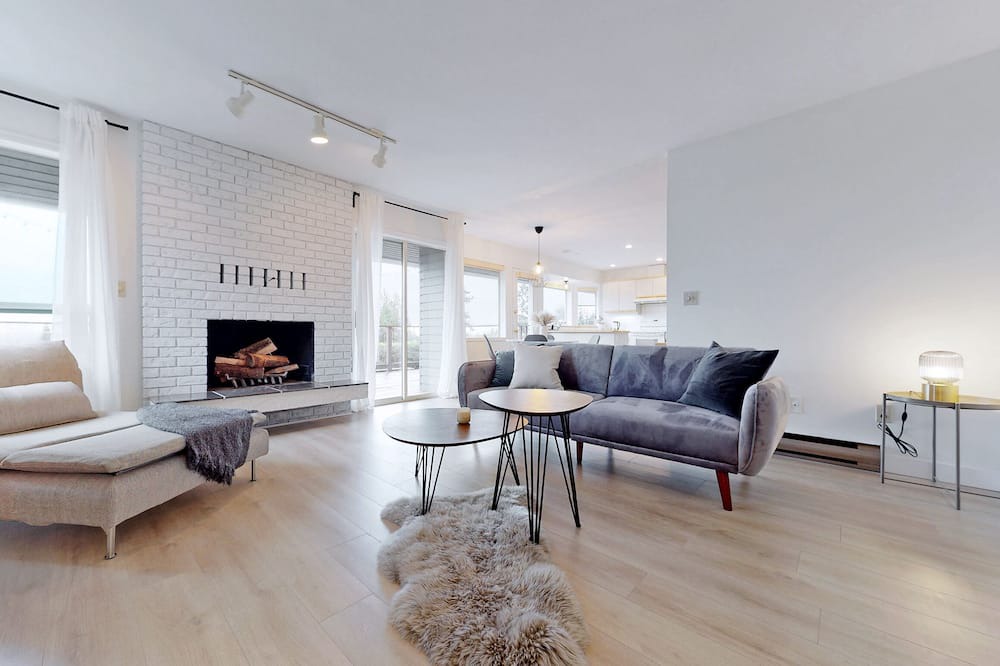 Photo of Livingroom in West Sechelt