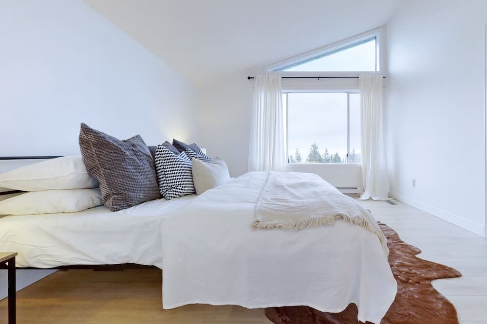 Photo of Bedroom in West Sechelt