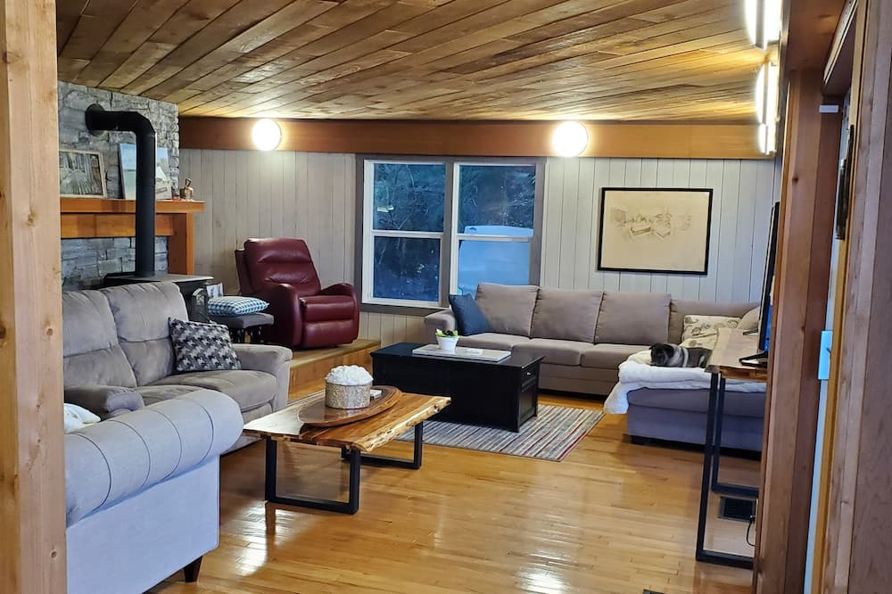Photo of Livingroom in Harrison Hot Springs