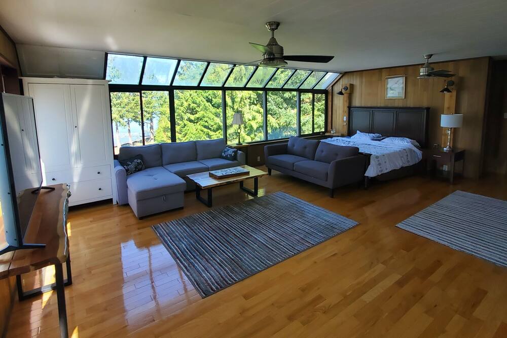 Photo of Bedroom in Harrison Hot Springs