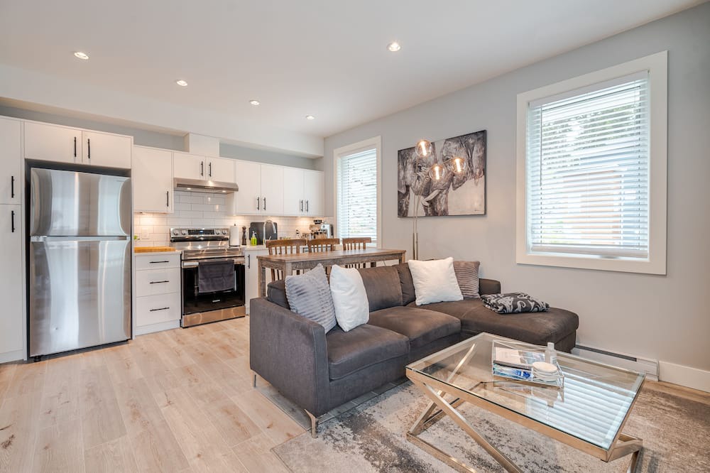 Photo of Livingroom in Colwood