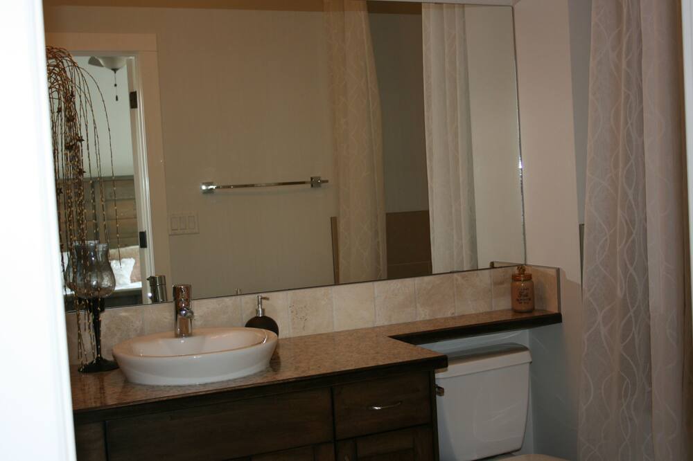 Photo of Bathroom in Parkland Beach