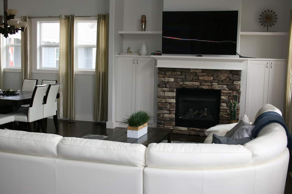 Photo of Livingroom in Parkland Beach