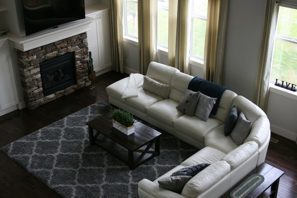 Photo of Livingroom in Parkland Beach
