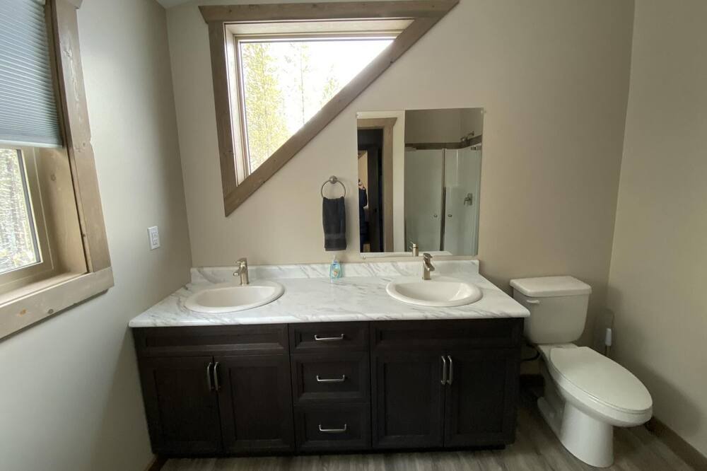 Photo of Bathroom in Valemount