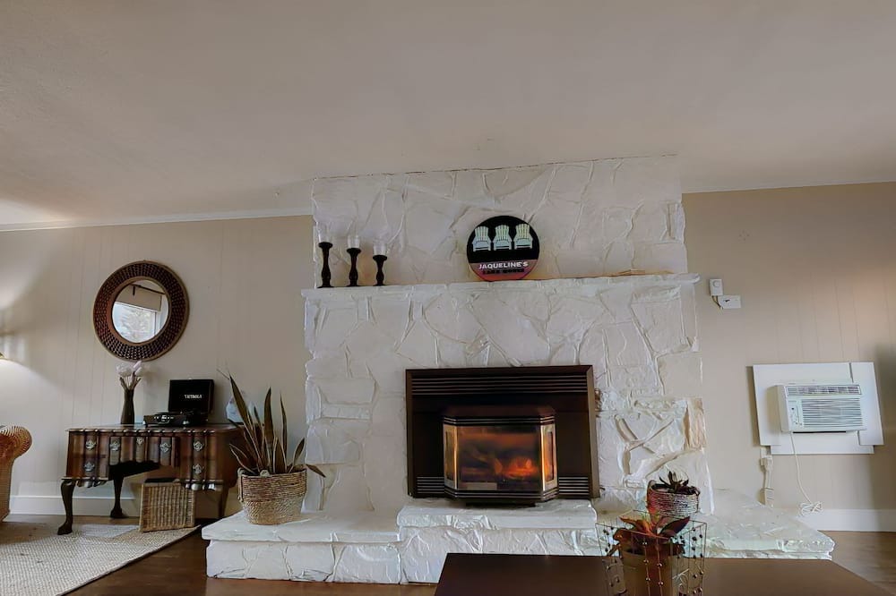 Photo of Livingroom in Christina Lake