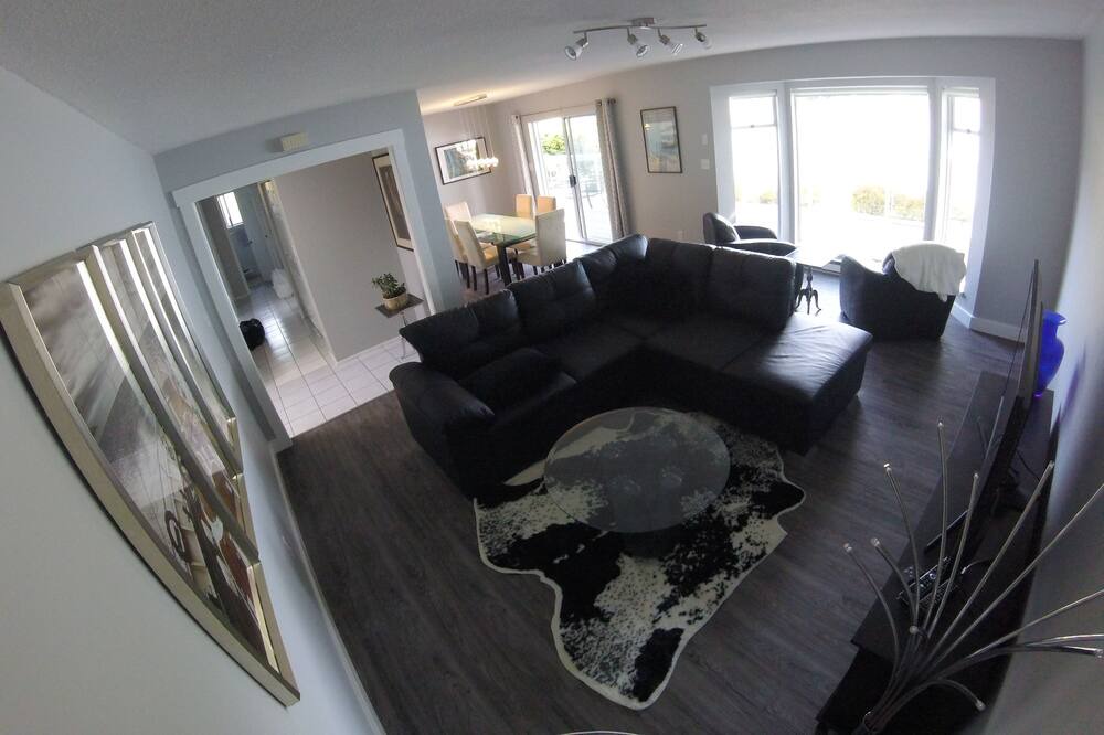 Photo of Livingroom in East Porpoise Bay