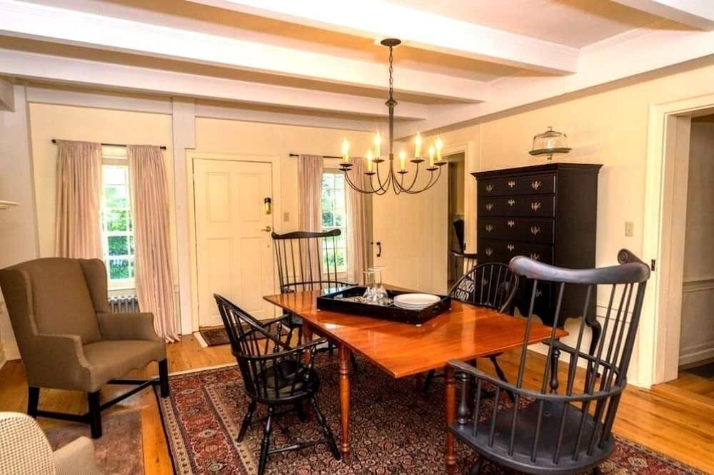 Photo of Livingroom in Queensbury