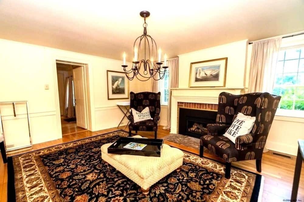 Photo of Livingroom in Queensbury