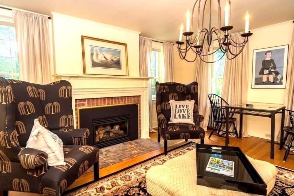 Photo of Livingroom in Queensbury