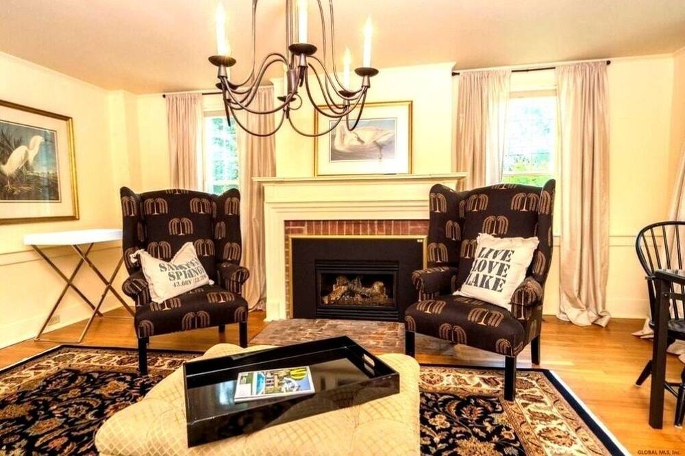 Photo of Livingroom in Queensbury